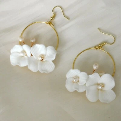 Pendientes de novia de flores de porcelana con perlas de agua dulce - Accesorios de novia Foto 1 de 4