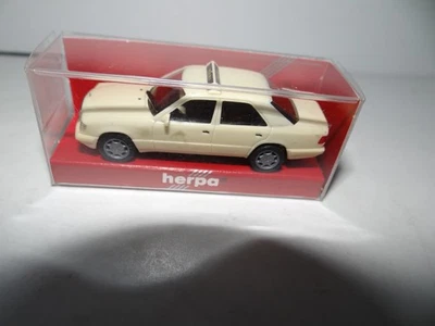 HERPA MERCEDES BENZ E 320 TAXI MODELLAUTO 1:87 SAMMLER MODELL - Bild 1 von 4