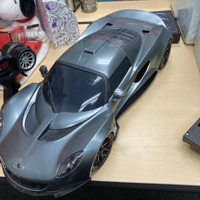 Fast Lane Toys R Us RC Hennessey Venom GT 1:8 funciona con control remoto y cargador Foto 1 de 4
