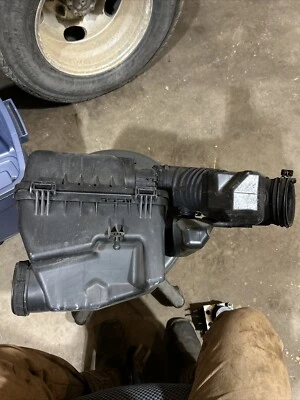 06-14 Conjunto de cubierta de caja de limpiador de admisión de aire Kia Sedona OEM 28192-4D200 Foto 1 de 4