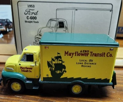 Primera marcha - Camión Ford C-600 1953 con puerta levadiza 'Mayflower' Foto 1 de 3