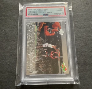 1996 UPPER DECK SPACE JAM JORDAN'S SILVER SCREEN JS4 CONFERENZA STAMPA - PSA 8 - Foto 1 di 2