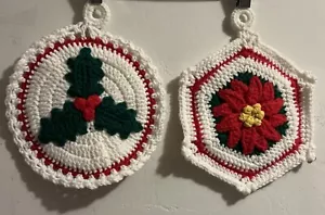 Set porta pentole natalizio all'uncinetto alzato a mano Poinsettia e agrifoglio design con anello - Foto 1 di 8