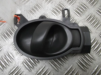 Manija de puerta interior delantera lado cercano pasajero izquierdo Nissan Micra MK4 K13 2010-2017Z Foto 1 de 4