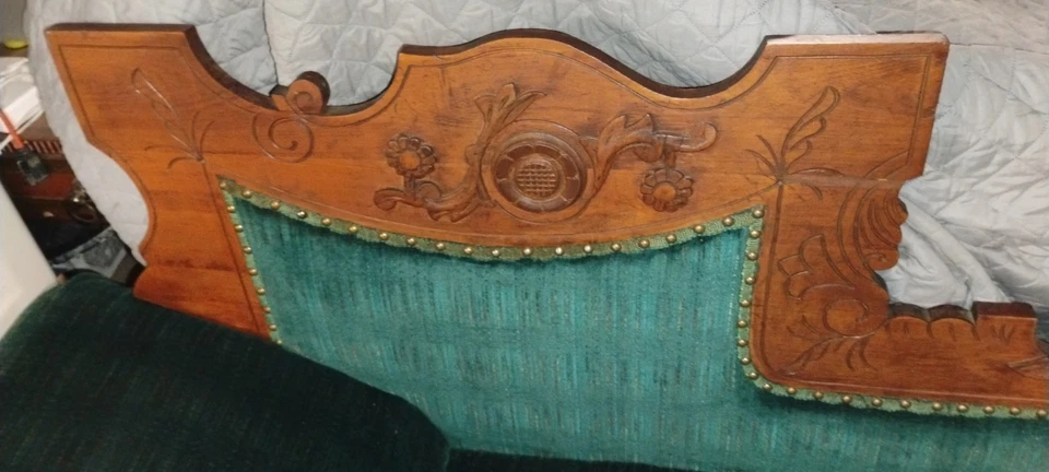LATE 1800s ANTIQUE VICTORIAN FAINTING COUCH - Image 1 of 4