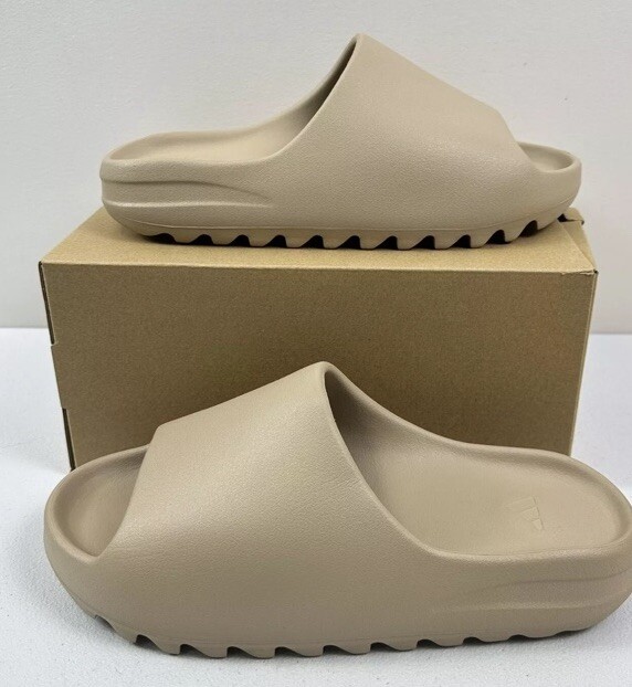 靴 YEEZY SLIDE Amazon.com | adidas Mens Yeezy Slide GX6141 Soot 2021 - Size