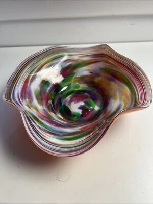 Redemoinhos de vidro fundido soprado à mão Hi Lo decoração de mesa curva tigela de doces 9” x 9” - Imagem 1 de 4