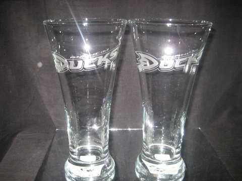 ANAHEIM DUCKS 2 ETCHED LOGO PILSNER 20 oz GLASSES NEW OVERSTOCKED MUST SELL Cover