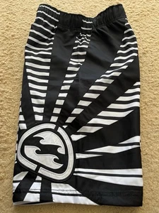 NUEVO CON ETIQUETAS BILLABONG ANDY HIERROS COMO SOL NACIENTE TALLA 31 BLANCO Y NEGRO RARO BOARD SHORTS - Imagen 1 de 9