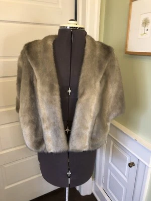 Eliza J. Estola de visón de piel sintética gris encogerse de hombros S Foto 1 de 4