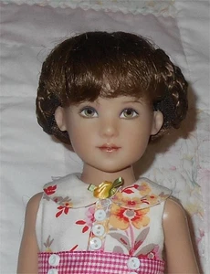 WEE 3 RAMSHORN Puppenperücke GRÖSSE 6-7,5 HELLBRAUN geflochtene seitliche Brötchen & Pony (R) Neu mit Etikett - Bild 1 von 9