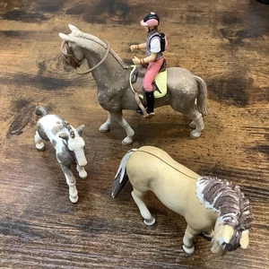 Schleich Horses Bundle X3 And A Rider - Foto 1 di 11