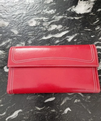 Nueva Cartera TUSK de Cuero Rojo con Solapa a Presión con Chequera Extraíble 7.5" X 4"  Foto 1 de 4