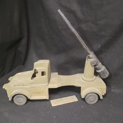 Camión de juguete lanzacohetes de madera Noma de la Segunda Guerra Mundial de 1940 de colección Foto 1 de 4