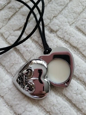 Collar Medallón Corazón Perfume Outspoken By Fergie-2010 Avon-DESCONTINUADO  Foto 1 de 4