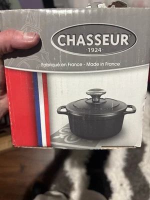 Cazuela de cerámica roja y negra brillante French Chasseur de hierro fundido de 12 cm Foto 1 de 4