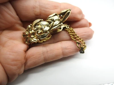 Soporte para guantes de metal tono dorado con textura ornamentada pesada de colección Foto 1 de 3