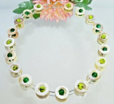 Halskette Perlmutt natur weiss Donut Glas Perlen grün hellgrün dunkelgrün 353o - Bild 1 von 4