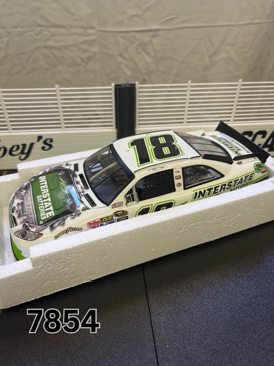 Kyle Busch #18 2014 スキトル 1/24 Lionel Nascar #18 Kyle Busch Skittles 2014 Toyota Camry 1:24