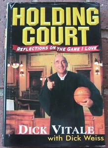 Libro de tapa dura Holding Court 1995 Dick Vitale baloncesto - Imagen 1 de 2