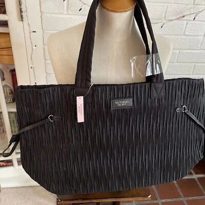 NOVA BOLSA TOTE PRETA US$ 98 Victoria’s Secret nova com etiquetas plissada enrugada cordão laterais - Imagem 1 de 4