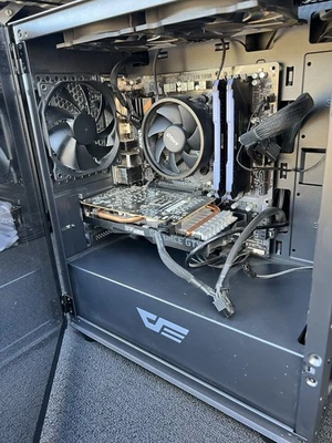 PC de escritorio para juegos Foto 1 de 3