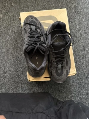 Adidas Yeezy Boost 700 V2 Vanta para hombre Foto 1 de 4