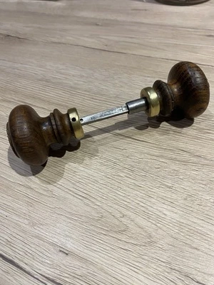 Anciennes poignées de porte en bois et laiton,ferrure serrure - Photo 1/4