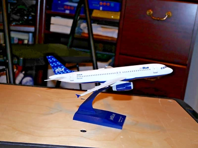 Skymarks JetBlue A320 1/150 Modelo "Burbujas" Foto 1 de 4