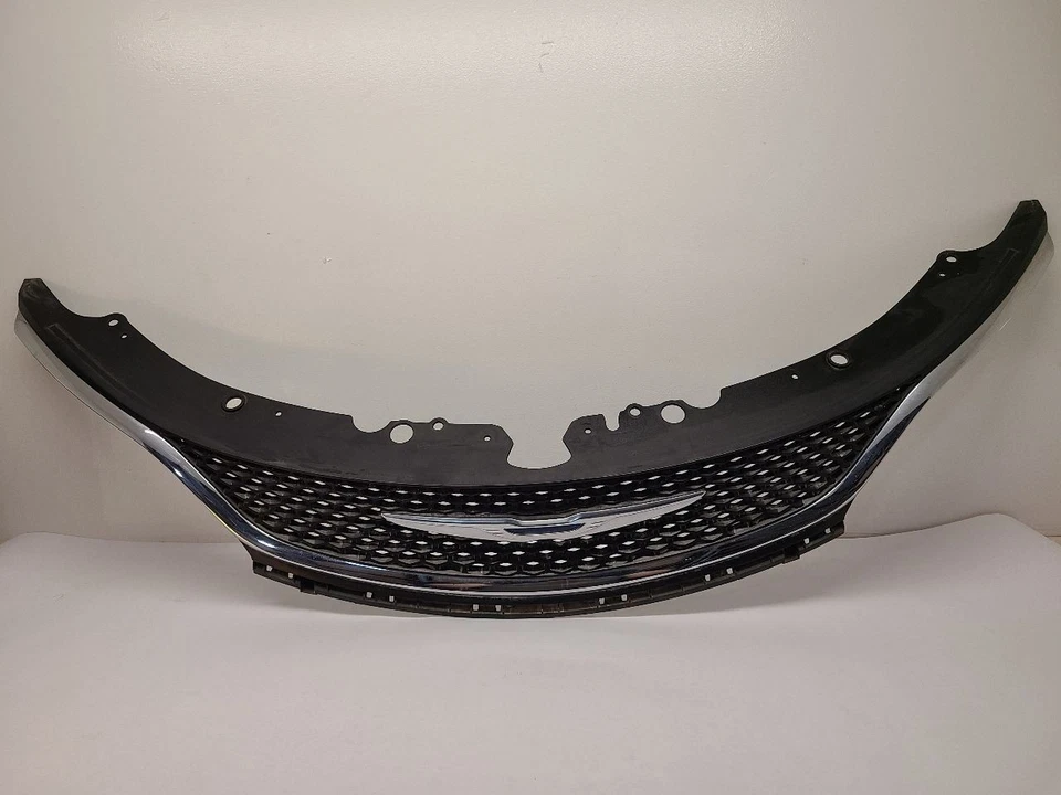 2015 - 2017 CHRYSLER 200 Grille Sedan Upper Dark Gray Grille Chrome Moulding  - Imagem 1 de 4