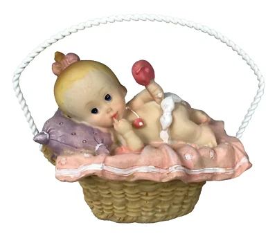 Bebé en una cesta lindo estante decoración o adorno de pastel 3,25 x 3,75" resina (no es un juguete) Foto 1 de 2