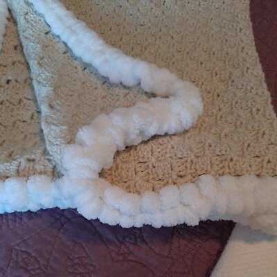 Manta bebé | Bordeada con divertidos pompones | Ganchillo a mano | Super suave Foto 1 de 4