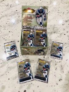 2000 FLEER SHOWCASE FOOTBALL (1) SEALED PACK POSSIBLE TOM BRADY RC ๐ฅ - Picture 1 of 2