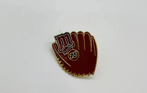 Vintage Unocal 76 Minnesota Twins Pin Pinback Baseball Glove Cover