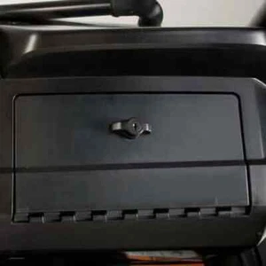Bloqueo de guantera John Deere BM24200 XUV 550, XUV 550 S4 y RSX850i UTV - Imagen 1 de 1