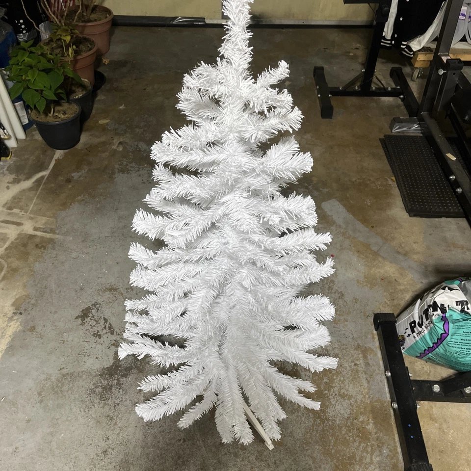 4’ White Paintable Christmas Tree ! New In Box ! - Image 1 of 1