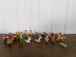 Lot 24 Figurines Lucky Luke Mario ZORRO ours sportifs 3 cm - Picture 1 of 11