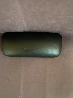 Funda rígida protectora negra para gafas Nike, hecha en Italia, "usada" Foto 1 de 4