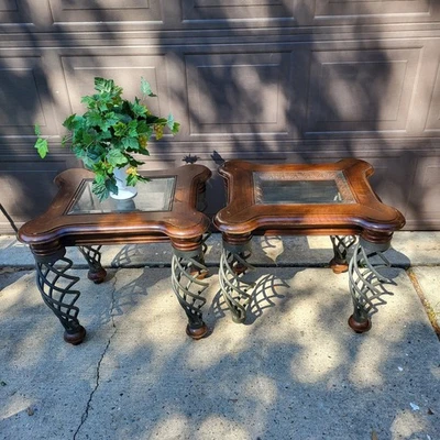 Par de mesas auxiliares de madera, patas de resorte de metal pesado e insertos superiores de vidrio Foto 1 de 4