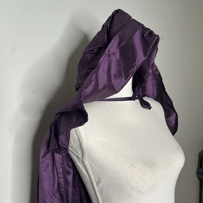 Плащ с капюшоном фиолетовый костюм Сары Disney Hocus Pocus для взрослых - Изображение 1 из 4