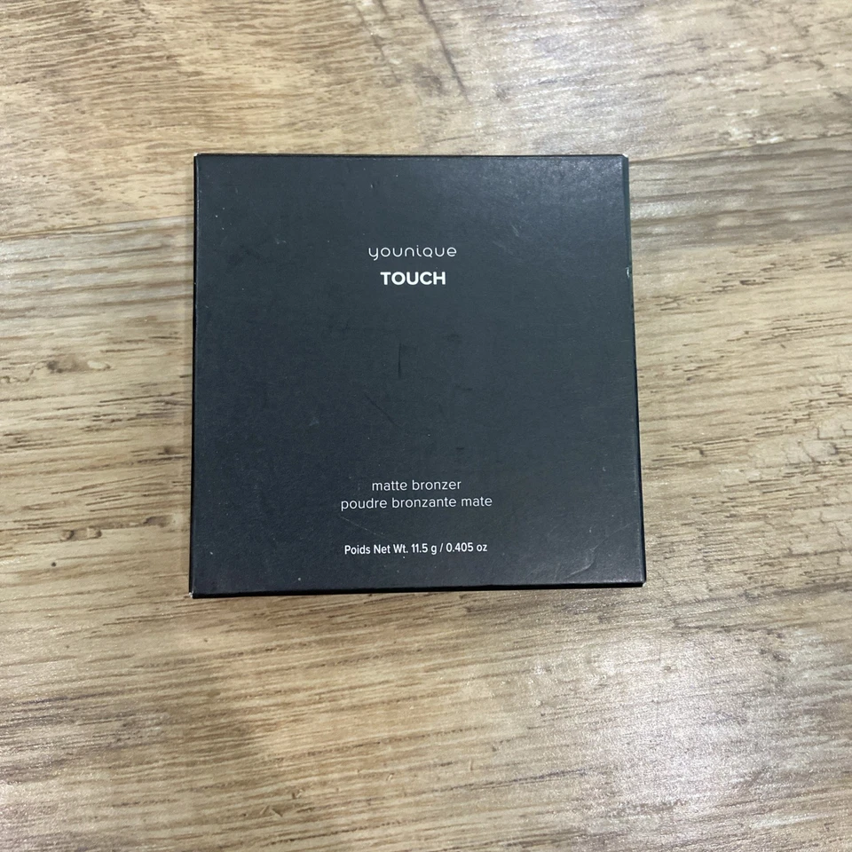 Bronceador mate Younique Touch en justo  Foto 1 de 1