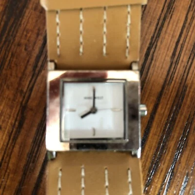 Reloj Pulsera Nine West Blanco Cara Cuadrada Correa Cuero Batería Fresca Foto 1 de 4