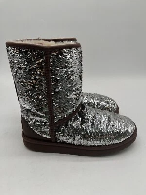 UGG Clásico Corto Marrón con Lentejuelas Plateadas Piel de Oveja Forrado Para Mujer Talla 7 Foto 1 de 4