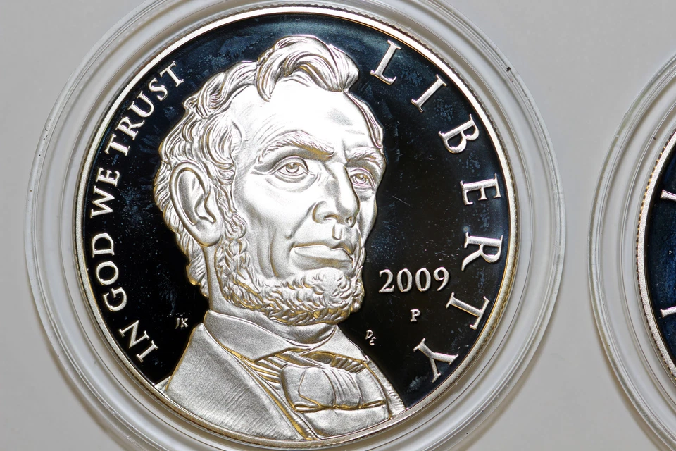 (1) 2009-P Louis Braille & (1) 2009-P Lincoln Comm. Proof Silver Dollars-NUM3931 - Image 1 of 4