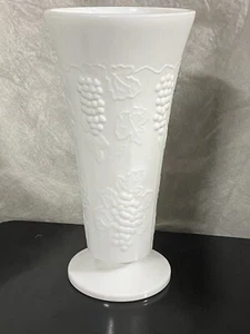 Vintage Kolonie Glas Ernte Trauben weiß Milchglas Vase - Bild 1 von 5