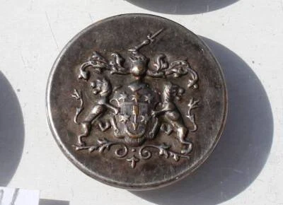 RARE BOUTON UNIFORME MILITAIRE ANCIEN BLASON COURONNE, LION LEOPARD ÉPÉE D:28mm - Photo 1/2