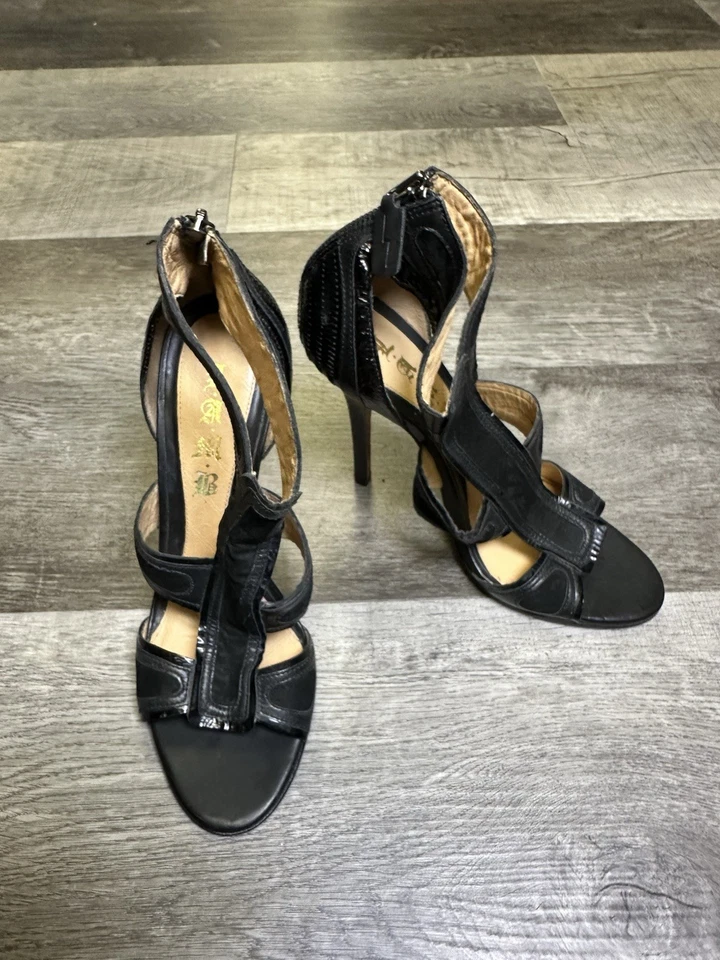 L.A.M.B. Sandalias de tacón alto con tiras recortadas de cuero negro talla 9M hechas en Brasil Foto 1 de 4