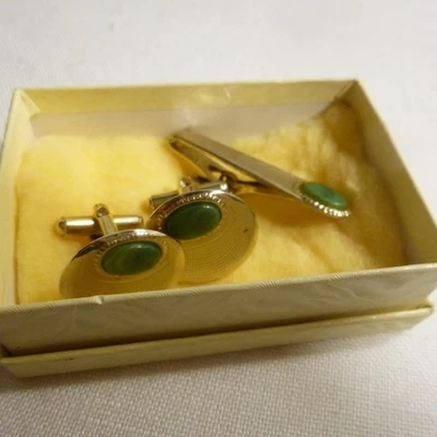 JUEGO DE GEMELOS Y CLIP DE CORBATA - Tono dorado con piedra verde - GVC Foto 1 de 4