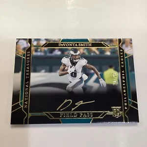DeVonta Smith 2021 Tesori Nazionali ORO Field Pass RC ON CARD AUTO /25 Eagles - Foto 1 di 2