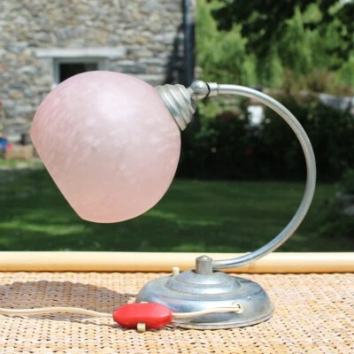 Lampe de table pied chromé Art Déco globe opaline rose marbré vintage - Photo 1/4